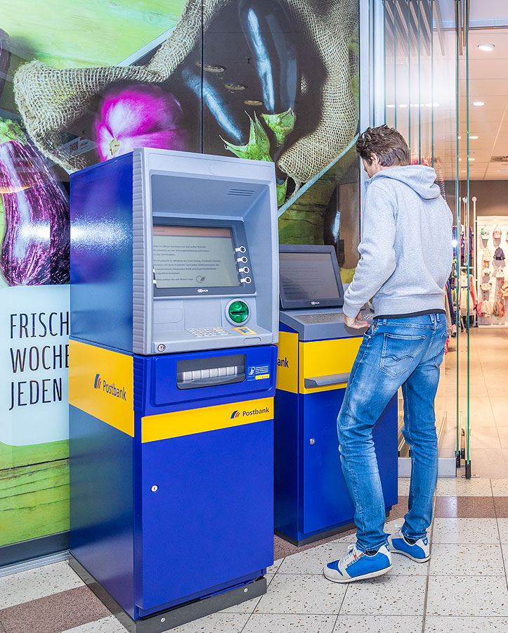 Service-Terminal der Postbank und Geldautomat der Cash Group Banken Service-Terminal der Postbank und Geldautomat der Cash Group Banken im Melchendorfer Markt - Erfurt-Südost - Am Drosselberg 45